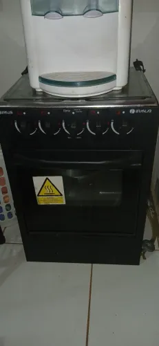 Fogão novo... esta com marcas de uso por conta de uma mudança de casa recente!