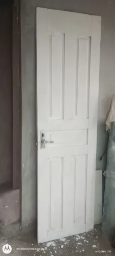 Porta de madeira maciça 