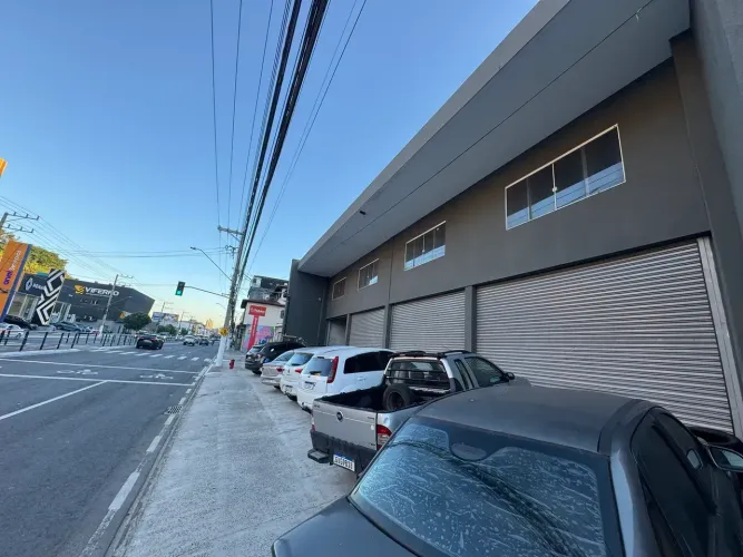 Galpão frente para Av Leitao da silva!