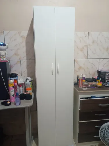 Guarda roupa de solteiro 4 prateleiras