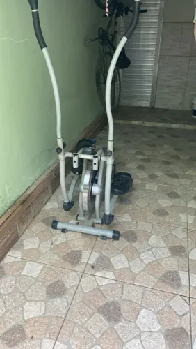 Elíptico para atividade física.