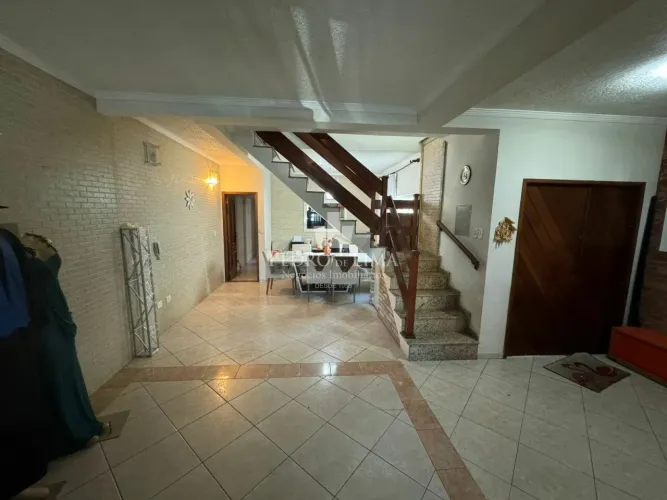 Casa no Tatuapé com 5 quartos (2 suítes) e 2 vagas de garagem