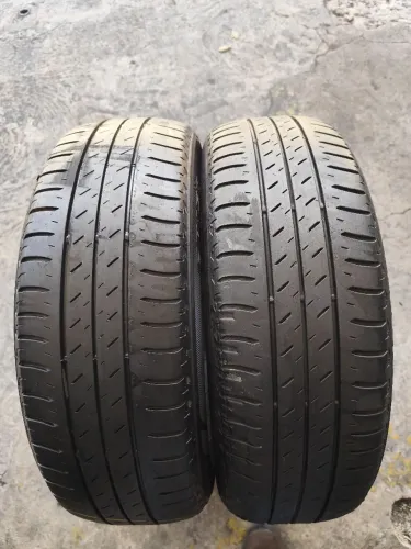 Par de Pneus Bridgestone 185/60/15. 90% de borracha.