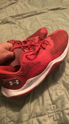 Tenis under vermelho 