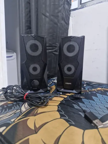 Caixinhas de Som para PC Gamer - Som Potente e Design Moderno ( USADO )