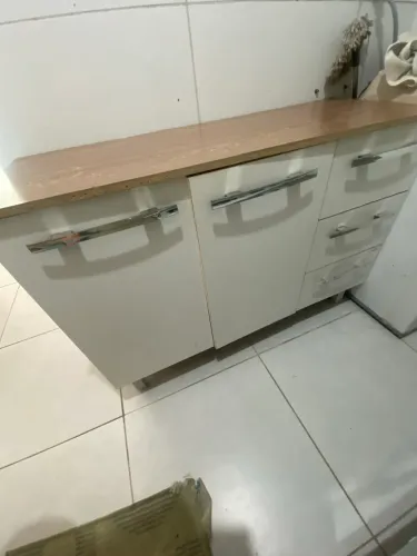 Balcão de cozinha com gavetas e portas