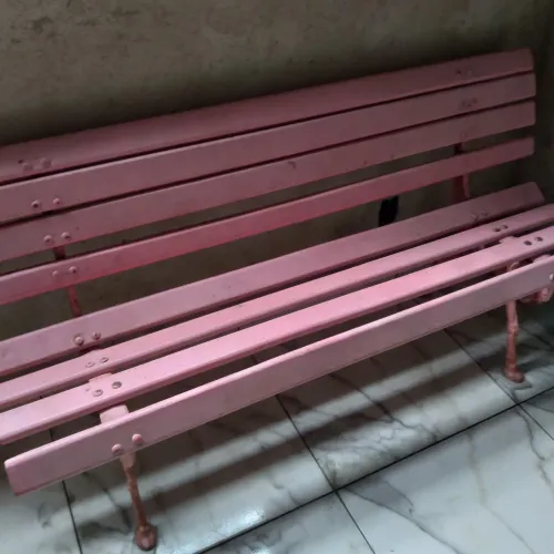 Banco rosa de madeira
