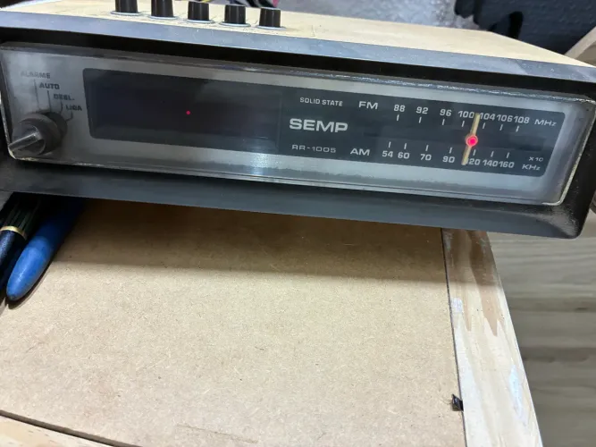 Rádio relógio antigo SEMP