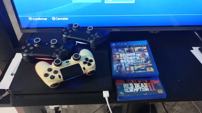 Playstation 4,  1TB  3 controles, 3 jogos 