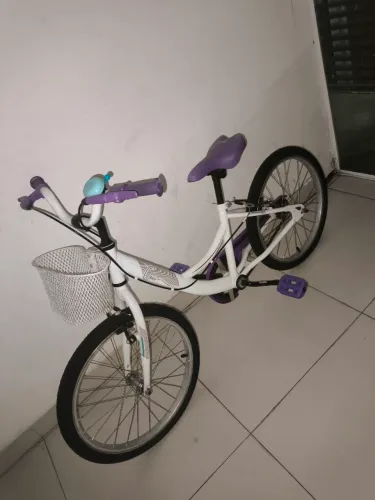 Bicicleta infantil Caloi Ceci aro 20 semi nova
