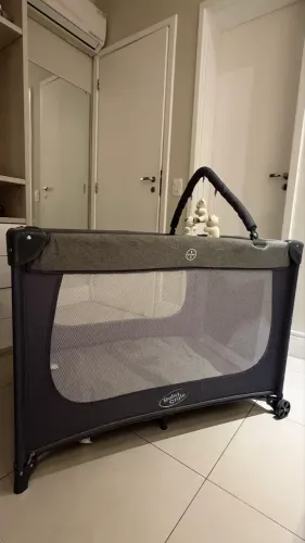 Berço Cercadinho Baby Style Compacto Cinza com Trocador e Móbile