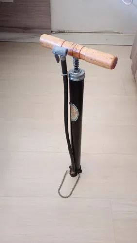 Bomba de encher na mão para pneu de bicicleta