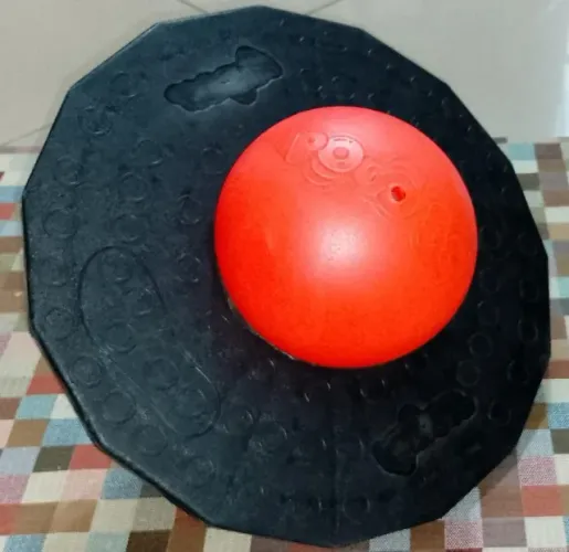 Pogobol laranja e preto.