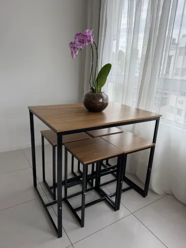 Mesa com 4 bancos