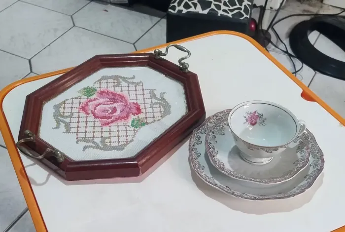 Belíssima bandeja em madeira e jogo d xícara d chá porcelana REAL vintage