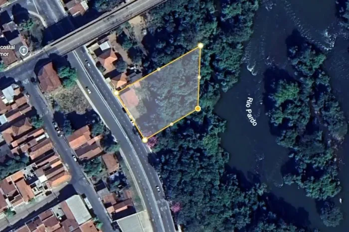 Terreno com localização estrategica com fluxo intenso de veiculos.