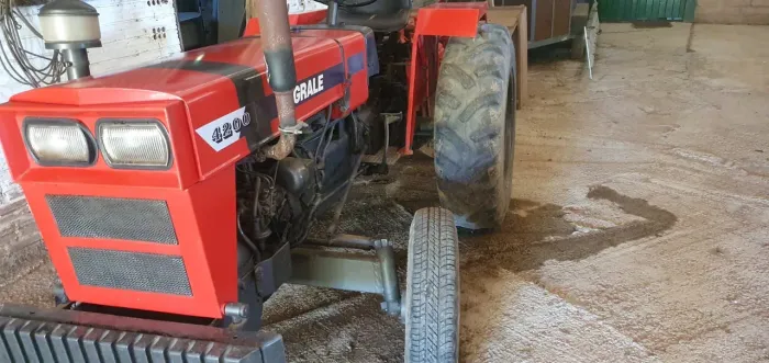 Trator Agrale 4200 com emplementos