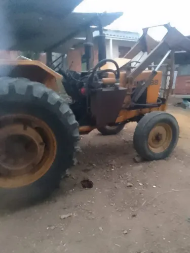 Vendo trator valmet 88.com lâmina tudo funcionando ótimo estado 