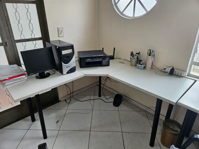Mesa de escritório em L