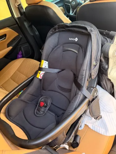 Bebê conforto Safety acompanha base veicular e isofix