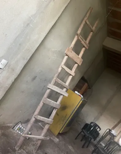 Escada grande de madeira - Construção