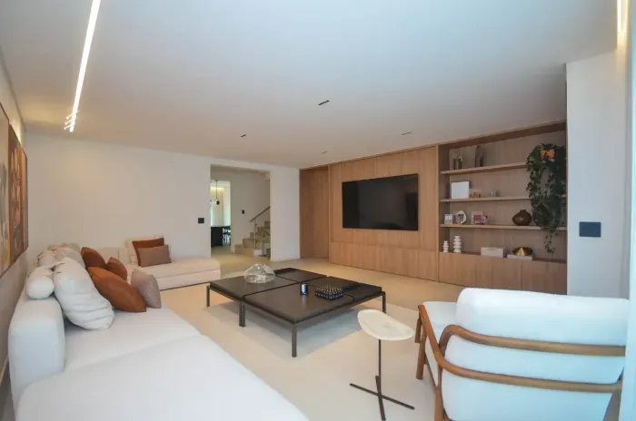 Sobrado 3 Suítes e 4 vagas de garagem no Abranches - Condomínio Fechado