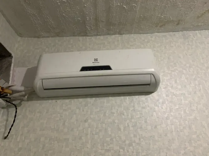 Ar condicionado split Eletrolux 9000btu com defeito 