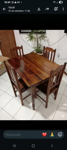 Mesa e 4 cadeiras de madeira de demolição peroba rosa.
