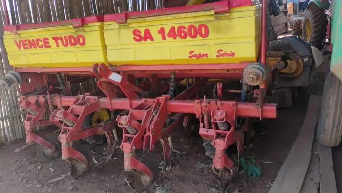 Plantadeira vence tudo 4 linhas para trator