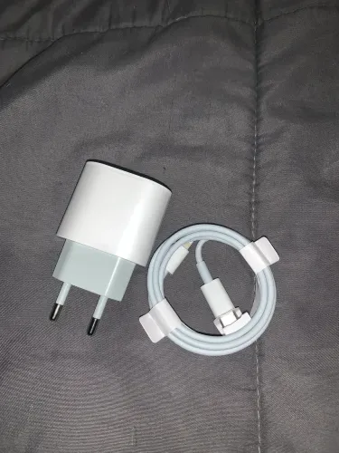 Carregador de iPhone novo
