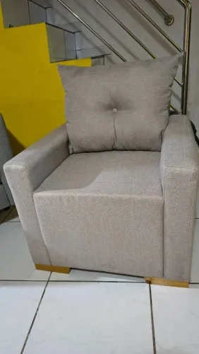 Poltrona decorativa em linho