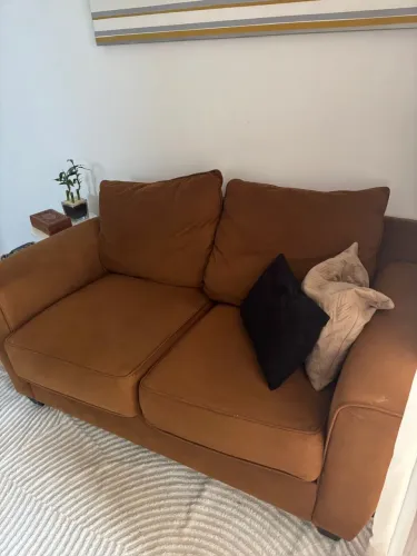 Sofá dois lugares.