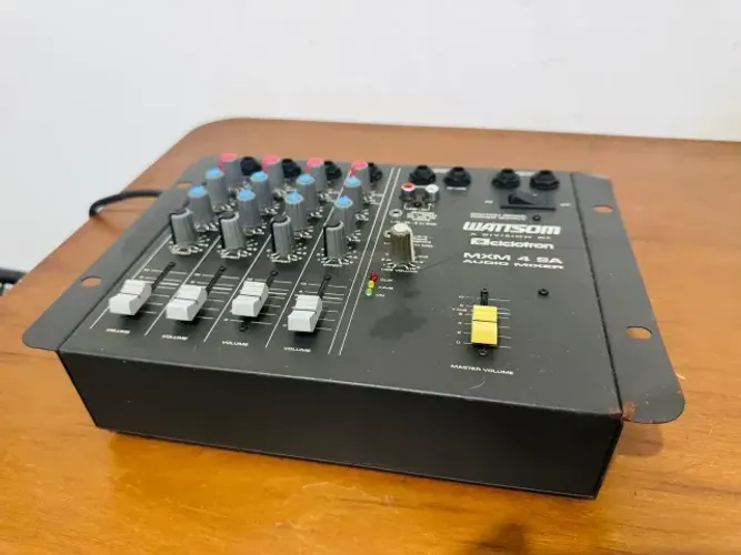 Mesa de som ciclotron 4 canais zerada apenas 450,00 reais