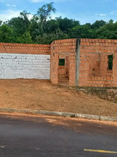 Vendo uma construção de uma casa