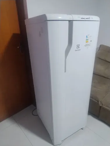 Geladeira Eletrolux 242 litros 220 volts em ótimo estado de conservação