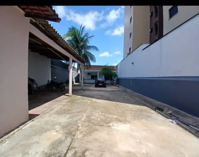 Aluga-se uma casa 3 quartos na rua Abuna, entre Marechal e Terreiro Aranha.