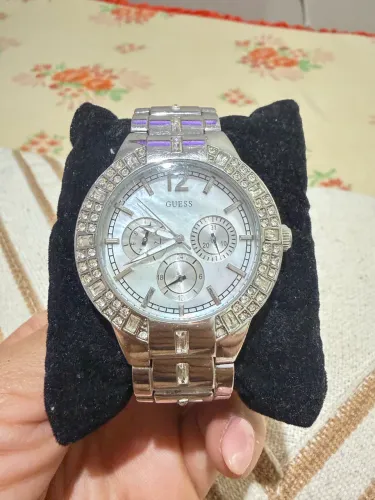 Relógio Guess fundo madrepérola 