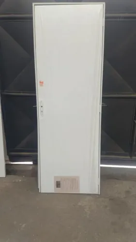 Porta madeira lisa caixonete em aço 