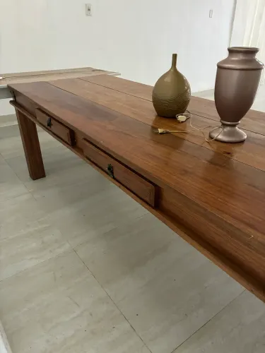 Mesa em madeira de lei