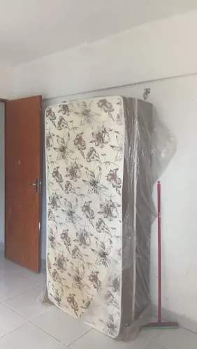 Colchão box solteiro semi novo 100 a unidade colchão e cama apregado