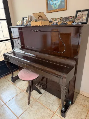 Piano Schneider Modelo Spingler