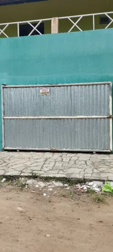Depósito para armazenar materiais de construção no Village