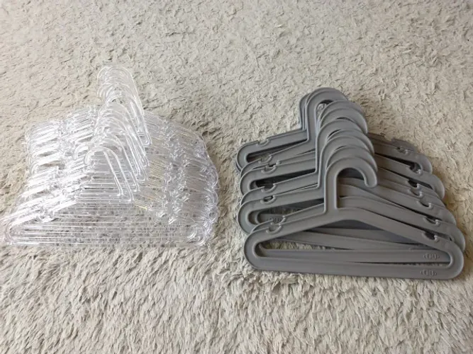 kit 36 cabides infantis (24 em acrílico e 12 em plástico super reforçado da marca OU)