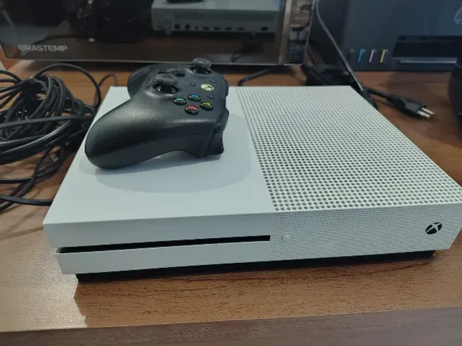 Video Game XBOX One S 1TB - Super conservado 1 controle de fio.