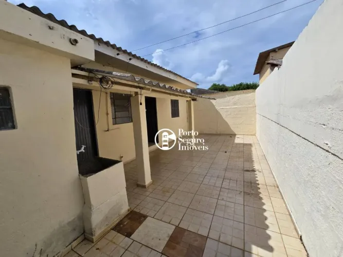 Casa no São Vito de Fundos. 01 dorm. sala, cozinha , 01 banheiro e 01 vaga com quintal.