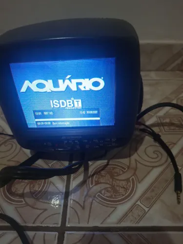 Tv pequena ( não acompanha o conversor)