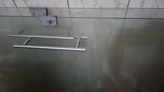 Vendo uma porta de vidro altura 2,28 altura, 95 cumprimento, 1 milímetro de larg