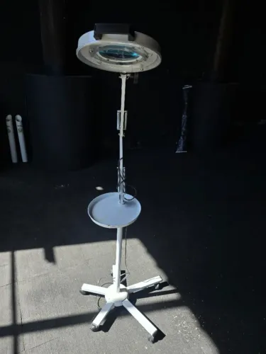 Lupa de Estética com Luminária de LED Articulada e Pedestal
