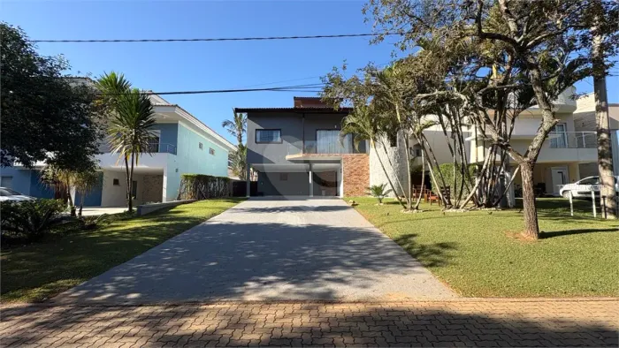 Casa à venda no Condomínio Vivendas do Lago com 4 quartos sendo 2 suítes com piscina e chu
