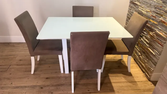 Mesa de tampo de vidro com jogo de 4 cadeiras